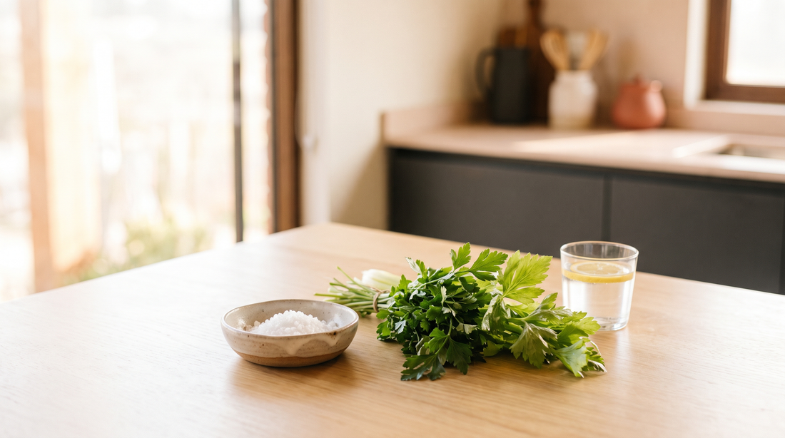 Sal y hierbas en una cocina luminosa: retención de líquidos, qué hacer