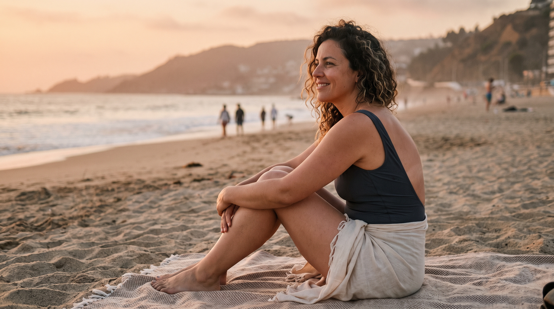 Mujer en la playa de Viña al atardecer: sentirse cómoda en traje de baño